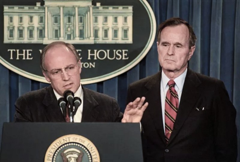 Джордж Буш-старший (праворуч) призначив Діка Чейні (ліворуч) міністром оборони США в 1989 році.