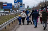 Близько половини працевлаштованих у Польщі та Німеччині українських біженців хочуть залишитись там після війни, - дослідження