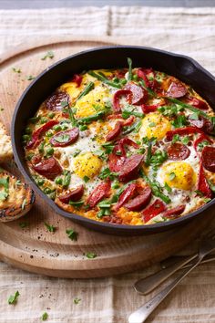 A cast-iron frying pan with chorizo slices, red peppers, green beans, tomato sauce and baked eggs. Healthy Recipes, Dinner Recipes, Serrano Ham, Chorizo, Delicious Tomato Sauce, Ethnic Recipes