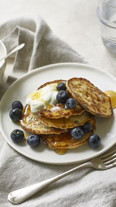 Pancakes made with mashed bananas and oats make a tasty and nutritious twist on a classic brunch dish. Bananas, Paleo, Oat Pancake Recipe, Oat Pancakes