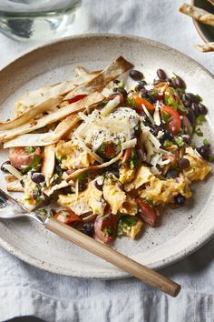 Inspired by a quick and easy Mexican breakfast dish of scrambled eggs and crispy tortilla, this nutrient-packed migas recipe is perfect for a vegetarian brunch, lunch or dinner. #mexican #tortillas #brunch #weekend #eggs #scrambled #beans #protein #tomatoes #tasty #easy #recipe Mexican Breakfast Dishes, Vegetarian Brunch, Breakfast Dishes, Easy Mexican, Comfort Food