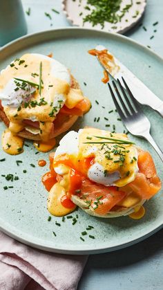 Eggs royale is similar to Eggs Benedict but with smoked salmon and lush hollandaise sauce. The perfect New Year brunch. Using cold butter rather than warm, melted butter means the sauce takes a few extra minutes to come together, but there’s far less risk of the hollandaise splitting. Poached Eggs, Essen, Eggs Royale Smoked Salmon, Eggs Royale, Eggs Benedict Salmon, Salmon Eggs, Hollandaise Sauce, Dinner Eggs, Eggs Benedict