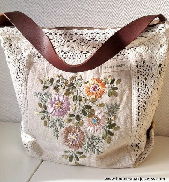 This adorable floral shoulder bag is made of vintage hand embroidered ecru linen with a crochet border. Just the bag for boho lovers! Bag closes with a strong zipper and has three pockets inside. Lined with brown heavy cotton. The repurposed leather strap is 18,5 / 47 cm long One of a king item!!!!! size: wide: 15 / 28 cm high: 13 / 23 cm deep: 7 / 18 cm thanks for visiting my shop: www.etsy.com/shop/boonestaakjes