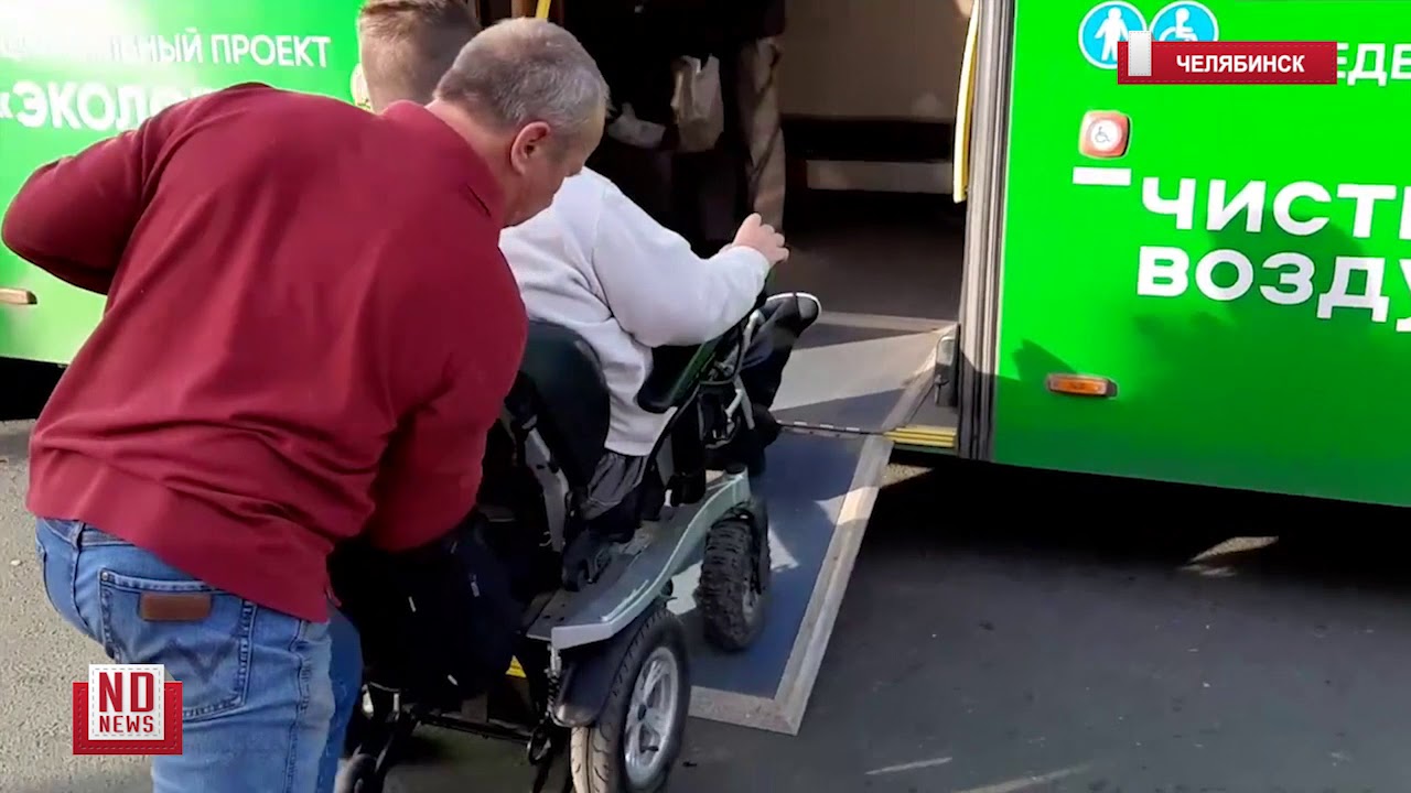 инвалид-колясочник пытается проехать в автобусе