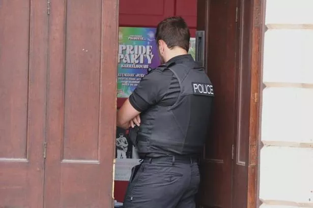 Police entering The Barrelhouse pub in Clifton