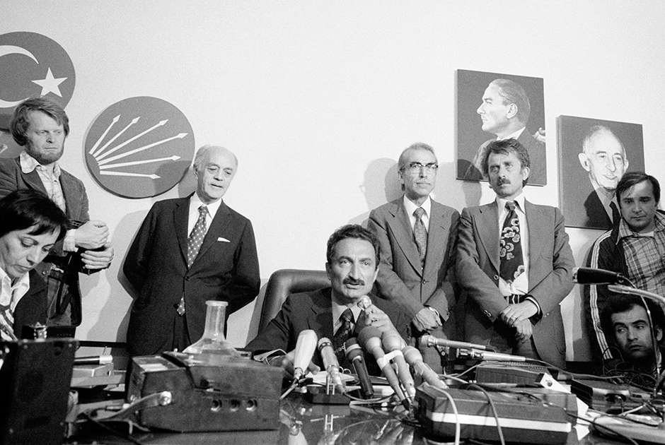 Продолжателем курса реформ Ататюрка считается Народно-республиканская партия Турции (НРП) (на ее флаге изображены шесть стрел — символ кемализма). НРП считается партией аристократов.