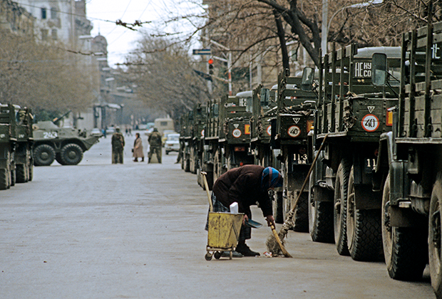 Военное положение в Баку, на улицах города армейские машины.