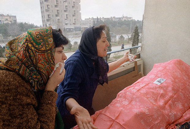 Женщины оплакивают родственника, погибшего в ходе трагических событий в январе 1990 года в Баку.