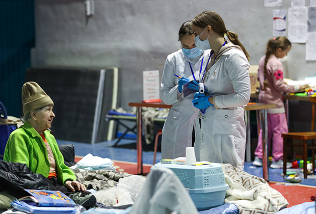 Медики осматривают эвакуированных украинцев в ПВР в Таганроге 