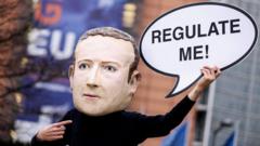 Активист в маске владельца Meta Марка Цукерберга на акции в поддержку закона о цифровых услугах у здания Еврокомиссии в Брюсселе