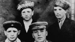 Михаил Горбачев с однокурсниками в 1947 году.