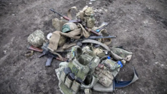 Снаряжение раненых украинских военных в пункте эвакуации после выхода из Авдеевки