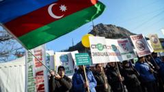 Заблокировавшие дорогу в Степанакерт протестующие называют себя экоактивистами и требуют доступа азербайджанских чиновников к рудникам в Карабахе
