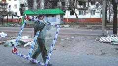 Северодонецк. Мужчина с рамой для нового окна. Январь 2023