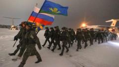Российские десантники из казахстанской миссии ОДКБ на аэродроме в Иваново
