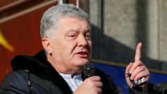 Петр Порошенко перед заседанием суда в среду