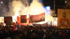 Накануне вечером несколько тысяч сербских националистов прошли маршем к офису президента в Белграде, скандируя "нет капитуляции", "Косово - не предмет торга" и "Сербия - не Евросоюз".