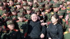 Ким Чен Ын с женой в окружении курсантов