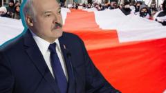 Лукашенко и бело-красно-белый флаг