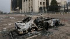 Сгоревшее здание администрации Алматы, разгромленный аэропорт, задержания. Как начался день в Казахстане.