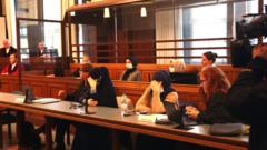 В суд пришли несколько родственников Хангошвили.