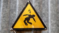 Предупреждающий знак: Высокое напряжение, опасно для жизни!