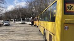 Автобусы приезжали и вставали в хвост очереди весь день