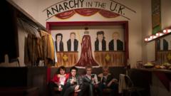 Sex Pistols под ставшим лозунгом и девизом названием своего первого сингла "Anarchy in the UK" (Анархия в Соединенном королевстве)