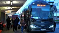 Автобус Санкт-Петербург-Таллинн на автовокзале в Таллинне 12 мая 2022 года