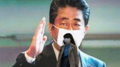 Премьер-министр Абэ в маске