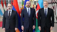 Никол Пашинян (слева), Ильхам Алиев (справа) и глава Евросовета Шарль Мишель (в центре) на встрече в Брюсселе