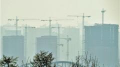 “Задумайтесь о противогазах”: из-за пожаров и бури Киев окутал сильный смог