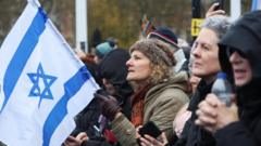 Демонстранты с израильским флагом