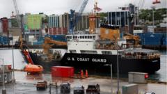 Судно берегової охорони США доставило уламки батискафа на поверхню