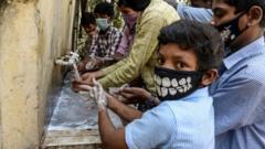 индийские дети моют руки