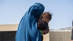 Женщина покидает Афганистан