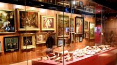 Музейная экспозиция с картинами и витриной