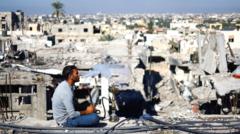 палестинец курит кальян на развалинах в Газе