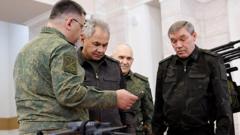 Министр обороны РФ Сергей Шойгу (на фото второй слева) и начальник Генерального штаба Валерий Герасимов (крайний справа) осматривают новые виды вооружений в Ростове 1 мая 2024 года