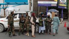 Боевики «Талибана» стоят на контрольно-пропускном пункте в Кабуле