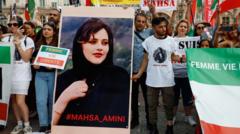 Демонстранты с большим портретом Махсы Амини