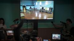 Журналисты смотрят трансляцию оглашения приговора Алексею Навальному