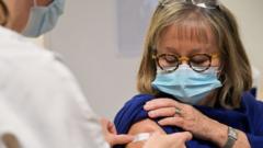 Вакцинация женщины во Франции