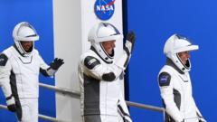 8月26日，佛罗里达州卡纳维拉尔角，Crew-7成员走出尼尔·A·阿姆斯特朗运营和检验大楼，然后骑车前往肯尼迪航天中心的39A发射台，准备执行发射SpaceX Falcon 9 Crew-7任务。