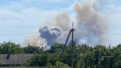 Дым от взрыва на военном аэродроме "Саки" в поселке Новофедоровка