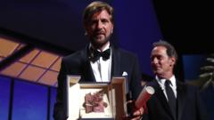 Рубен Эстлунд принимает Золотую пальмовую ветвь Каннского кинофестиваля 28 мая 2022 года