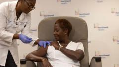 Женщина делает прививку от коронавируса в Нью-Йорке