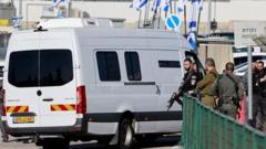Автобус везет палестинских заключенных, выпущенных Израилем по обмену