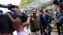 В бюро Би-би-си в Нью-Дели налоговики пришли в сопровождении полиции