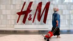 Женщина на фоне логотипа H&M. Торговый центр в Петербурге